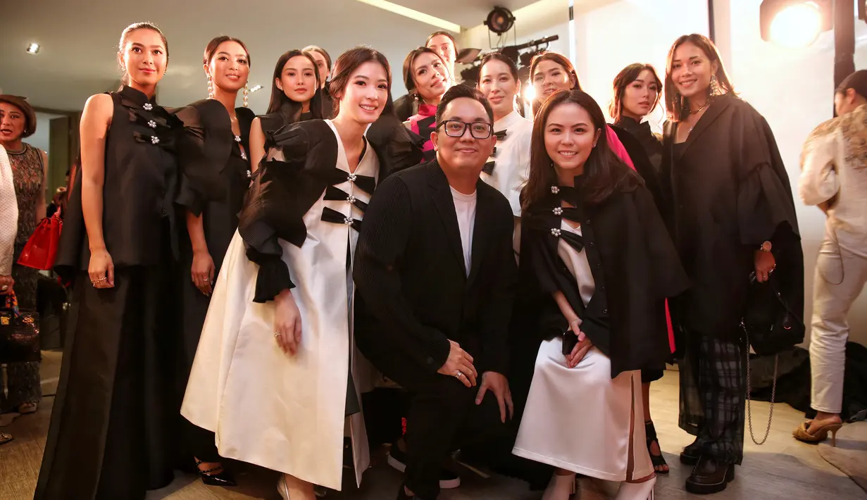 Kabar bahagia datang dari Duma Official yang kembali menghadirkan koleksi terbarunya. Berbeda dari biasanya, kali ini Duma berkolaborasi dengan desainer bridal Yefta Gunawan. (Adrian Putra/Fimela.com)