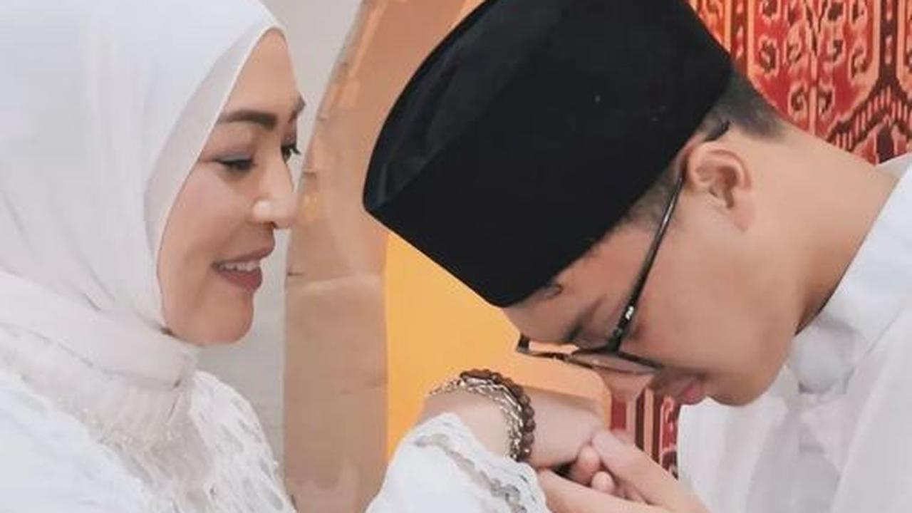 Dalam kesempatan tersebut, Keanu Massaid dan Angelina Sondakh tampil kompak mengenakan busana bernuansa putih yang sederhana, jauh dari kesan mewah.<br><br>