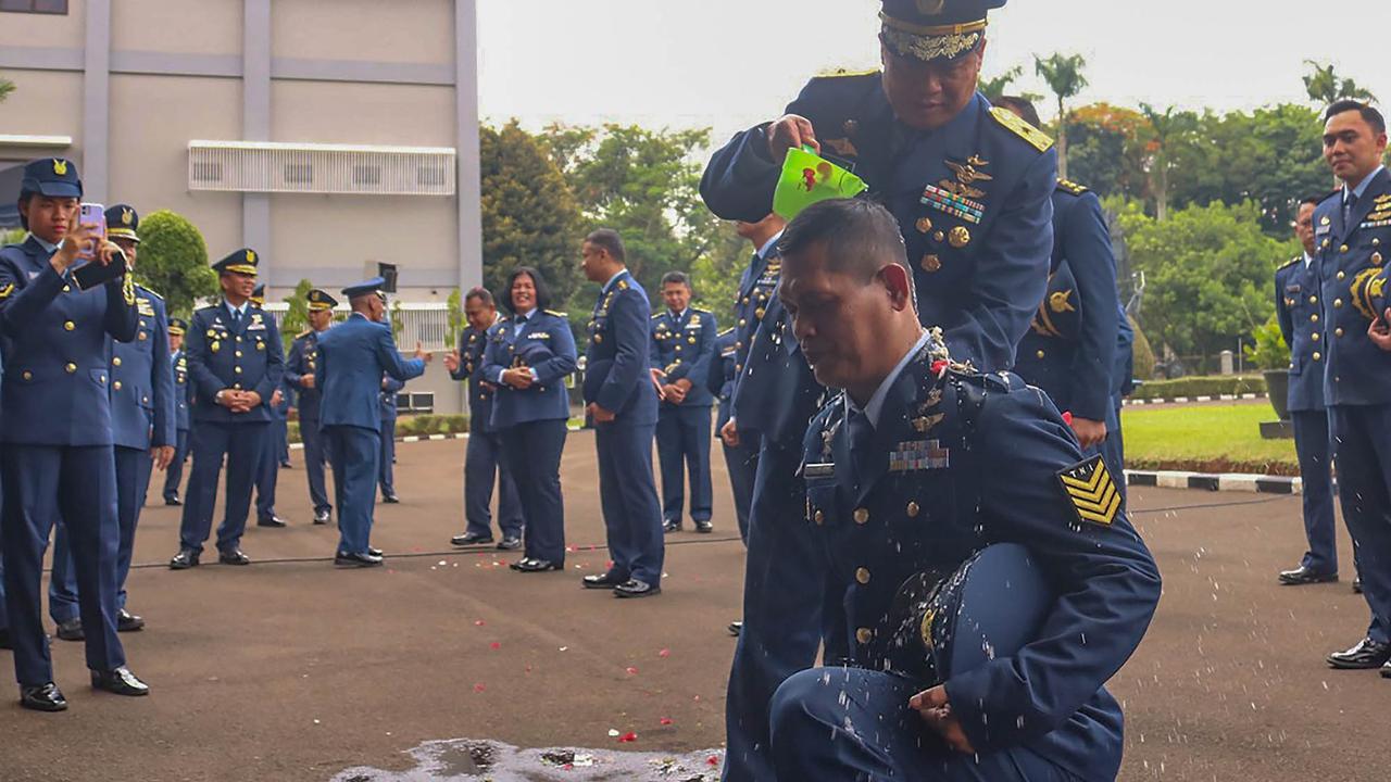 FOTO: Tradisi Mandi Kembang Warnai Kenaikan Pangkat di Koopsudnas