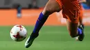 Lieke Martens berusaha mengontrol bola saat pertandingan semifinal UEFA Women's Euro 2017 melawan Inggris di Stadion FC Twente, di Enschede (3/8). Lieke Martens merupakan pemain tim nasional wanita Belanda. (AFP Photo/John Thys)