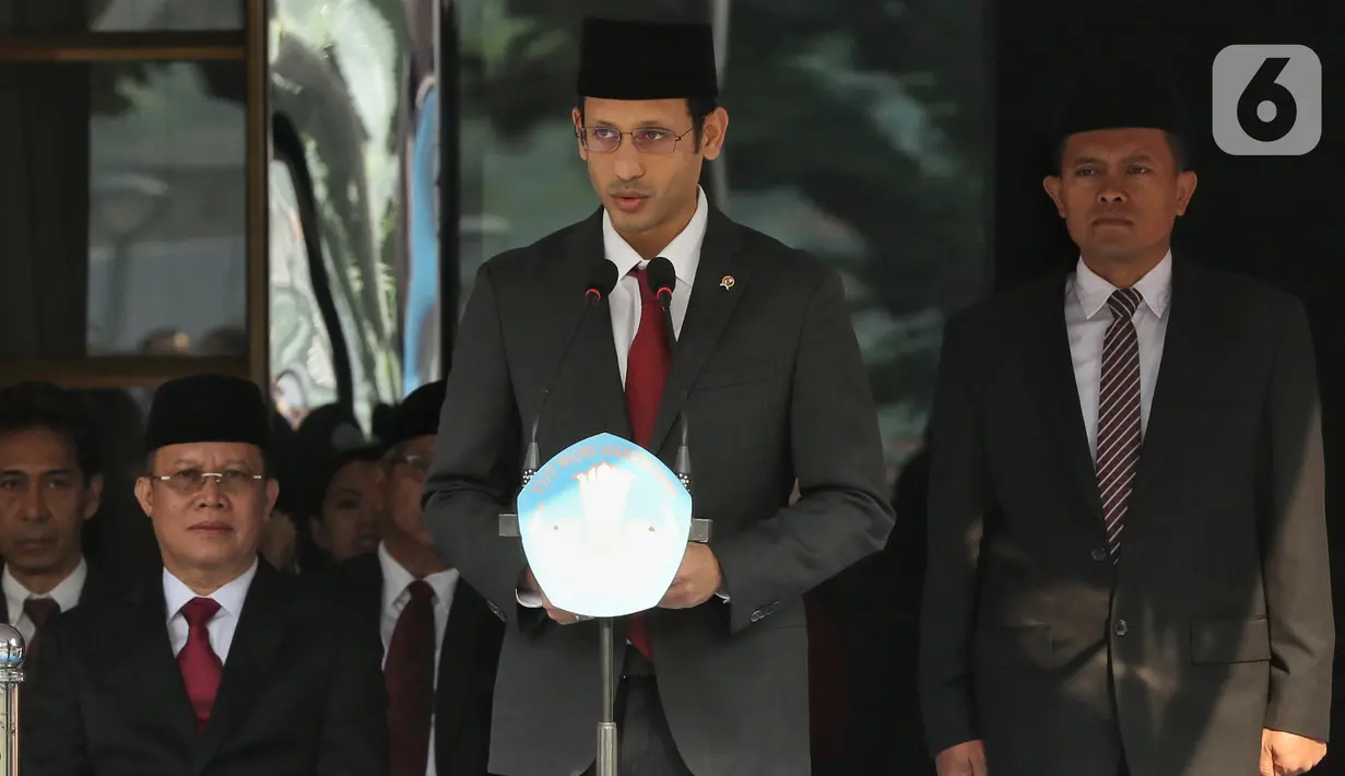 Mendikbud Nadiem Makarim memberikan pidato saat Upacara Peringatan HUT PGRI ke-74 dan Hari Guru Nasional 2019 di Kemendikbud, Jakarta, Senin (25/11/2019). Upacara diikuti oleh guru, siswa-siswi dan mahasiswa dan Nadiem Makarim memimpin selaku pembina upacara. (Liputan6.com/Johan Tallo)