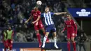 Gelandang Liverpool, Fabinho berebut bola udara dengan pemain Porto, Toni Martinez pada pertandingan grup B Liga Champions di stadion Dragao di Porto, Portugal, Rabu (29/9/2021). Liverpool menang telak atas Porto 3-0.  (AP Photo/Luis) Vieira)