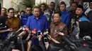 Ketua Umum Partai Demokrat Susilo Bambang Yudhoyono atau SBY (kiri) bersama Ketua Bawaslu Abhan (kanan) menjawab pertanyaan wartawan usai menggelar pertemuan tertutup di kediaman SBY di Kuningan, Jakarta, Selasa (10/7). (Liputan6.com/Herman Zakharia)
