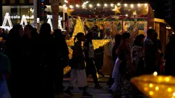 Festival Garangao dilaksanakan pada malam ke-14 bulan suci Ramadan yang menandai pertengahan bulan, di Doha pada 24 Maret 2024. (KARIM JAAFAR/AFP)