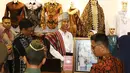 Presiden Jokowi dan Gubernur DKI Djarot Saiful Hidayat melihat produk kerajinan pada Pameran Kriyanusa Dewan Kerajinan Nasional 2017 di JCC, Rabu (27/9). Acara ini merupakan pameran kerajinan dari seluruh provinsi di Indonesia. (Liputan6.com/Angga Yuniar)