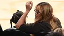 Penyanyi Beyonce dan putrinya Blue Ivy Carter saat menonton pertandingan NBA All-Star Game 2018 di Staples Center di Los Angeles, California, AS (18/2). (AFP Photo/Robyn Beck)