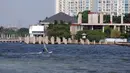Peselancar air berlatih di kawasan Pantai Ancol, Jakarta, Rabu (6/9). Pemerintah Provinsi DKI Jakarta, menetapkan pembangunan arena perahu layar berada di kawasan Ancol Timur di atas lahan seluas 2,8 hektar. Liputan6.com/Helmi Fithriansyah)