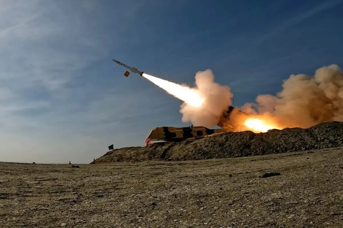 Sebuah rudal diluncurkan selama latihan militer di lokasi yang dirahasiakan di Iran selatan, seperti yang terlihat dalam foto yang diberikan pada 19 Januari 2024. (Dok. AFP/Angkatan Darat Iran)