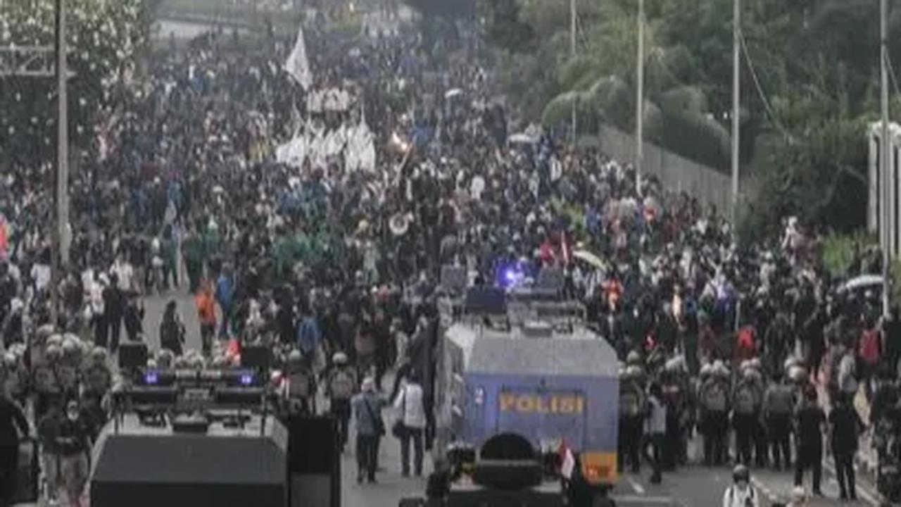 Indonesia Corruption Watch (ICW) menilai pembelian gas air mata yang dilakukan oleh Polri terbilang mahal. Dalam pagu anggaran yang digelontorkan oleh institusi Bhayangkara itu mencapai Rp49 miliar.