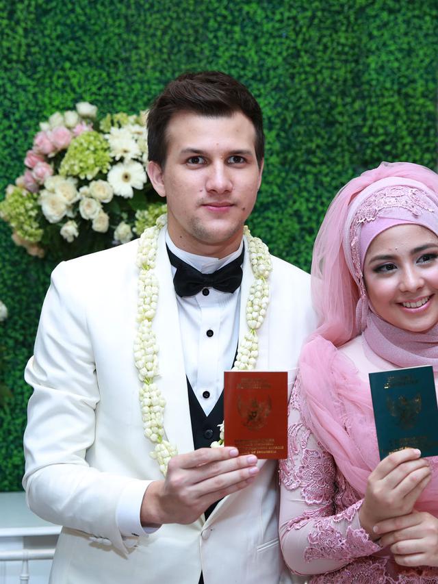 [Bintang] Akad Nikah Risty Tagor dan Stuart Collin