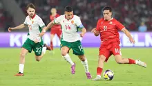 Pemain Timnas Indonesia, Ragnar Oratmangoen berusaha memberikan umpan dibayangi pemain Bulgaria, Filip Krastev dalam laga final FIFA Series 2026 di Stadion Utama Gelora Bung Karno (SUGK), Senayan, Jakarta, Senin (30/03/2026). (Bola.com/M Iqbal Ichsan)