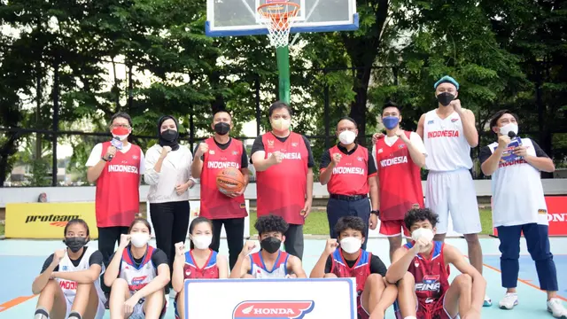 Menteri Koordinator Bidang Perekonomian Airlangga Hartarto, dalam Tip Off Penyelenggaraan Development Basketball League (DBL) Wilayah Luar Jawa-Bali 2021, di Lapangan Banteng, Jakarta Pusat, Selasa (30/11/2021).