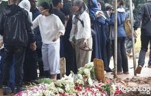 6 Potret Sheila Dara Kenakan Pashmina Biru di Pemakaman Vidi Aldiano