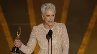 Jamie Lee Curtis menang Piala Oscar 2023 lewat film Everything Everywhere All At Once. (Foto: AP Photo/Chris Pizzello)