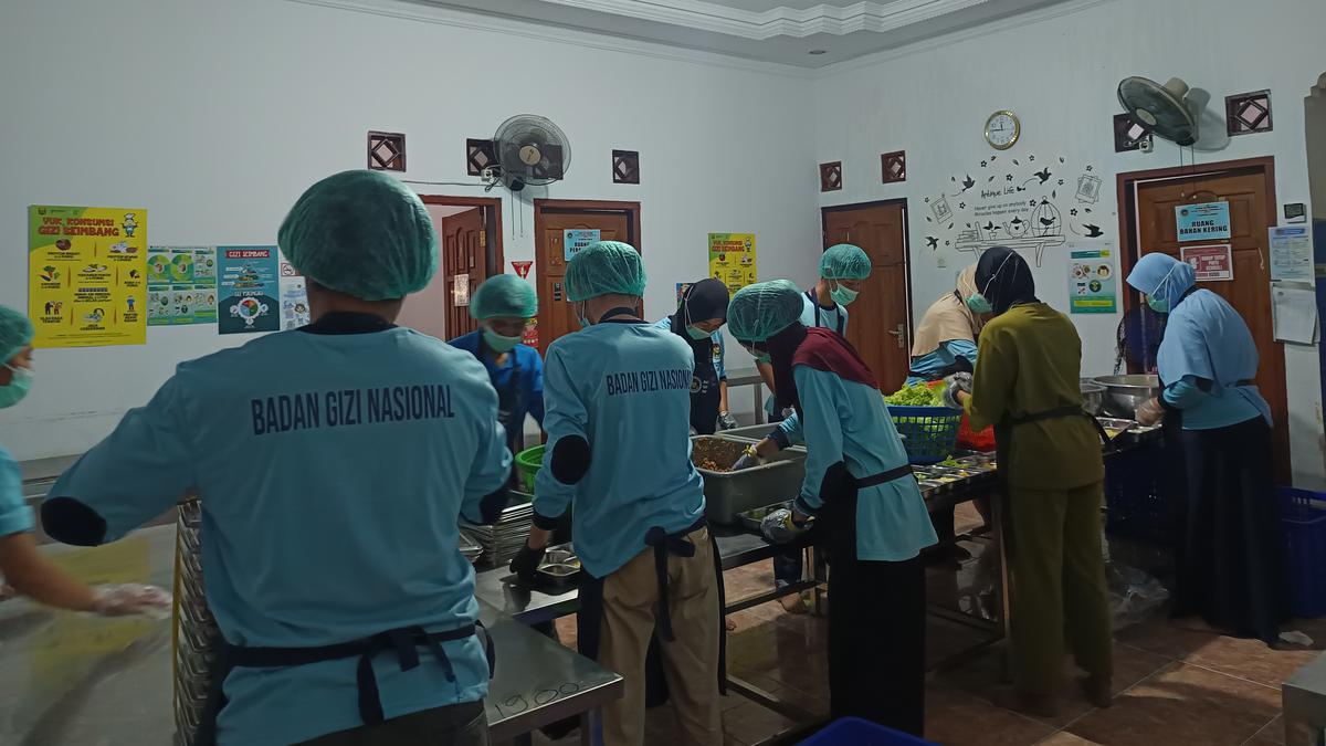 Melihat Kebersihan dan Cara Masak Dapur MBG Cibadak yang Bikin 69 Siswa Keracunan