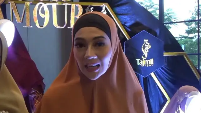IDP dan Wiwiek Hatta diketahui berkolaborasi dalam virtual fashion show bertema Stars de Amour Muslimah Virtual Fashion Show