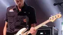Bassist grup band One Republic Brent Kutzle saat tampil pada Woke Up Fest 2023 di Istora Senayan, Jakarta, 25 Februari 2023. Band beraliran pop rock asal Amerika Serikat tersebut tampil memukau dengan membawakan sejumlah lagu di antaranya Secrets dan Good Life dari album Waking Up. (Kapanlagi.com/Bambang E. Ros)
