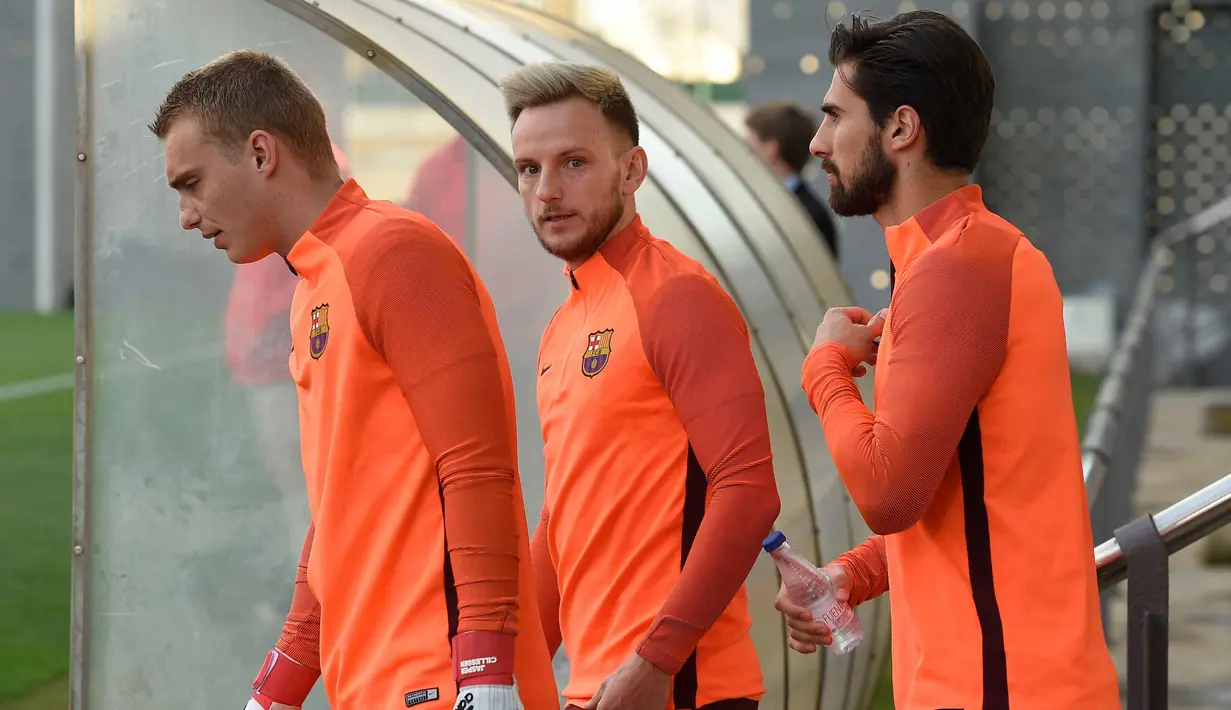Pemain Barcelona, Jasper Cillessen (kiri), Ivan Rakitic (tengah) dan Andre Gomes bersiap mengikuti sesi latihan jelang menghadapi Chelsea pada leg kedua babak 16 besar Liga Champions di Joan Gamper Sports Center, Spanyol (13/3). (AFP Photo/Lluis Gene)