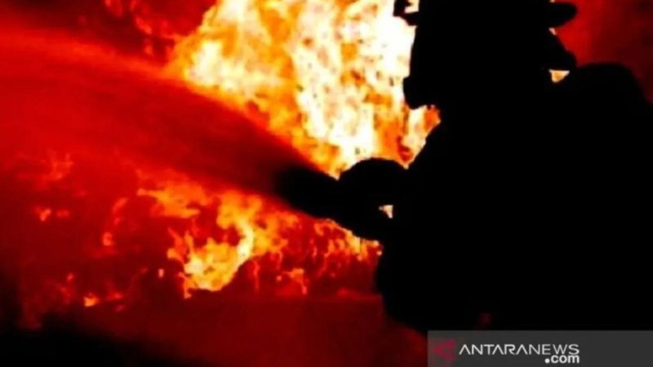 36 Personel Damkar Berjibaku Padamkan Kebakaran Ruko di Cakung
