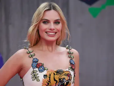 Aktris Margot Robbie mencuri perhatian saat menghadiri premier film terbarunya Suicide Squad di Leicester Square, London, Rabu (3/8). Gaun Margot Robbie itu mencuri atensi karena tema bordiran yang unik dari gambar macan. (AFP PHOTO/JustinTallis)