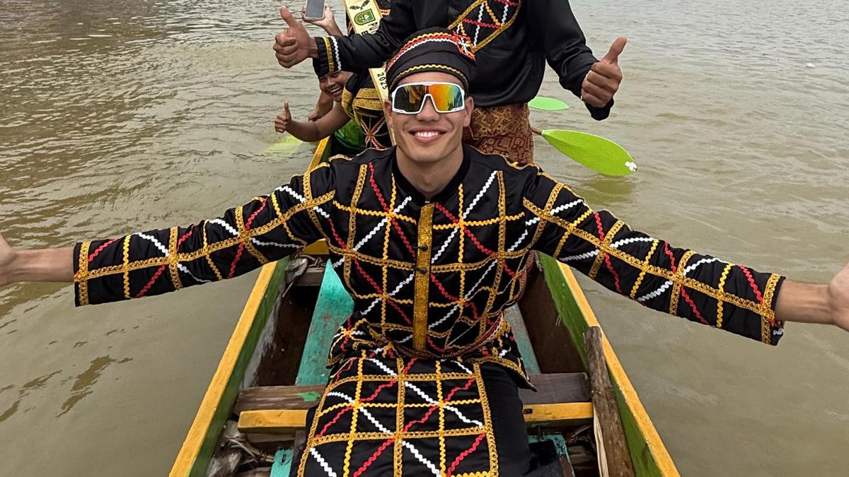 Potret Influencer Malaysia Aisar Khaled Ikut Semarakkan Festival Pacu Jalur 2025