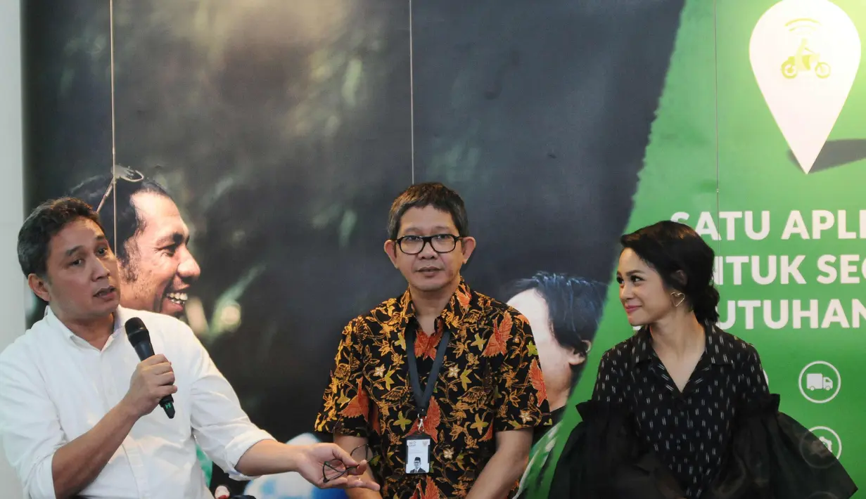 Dirjen Kebudayaan Kemendikbud RI, Hilmar Farid (kiri) memberi keterangan saat peluncuran video musik Indonesia Raya 3 Stanza di Jakarta, Senin (30/10). Beragam elemen masyarakat dilibatkan dalam pembuatan video tersebut. (Liputan6.com/Helmi Fithriansyah)