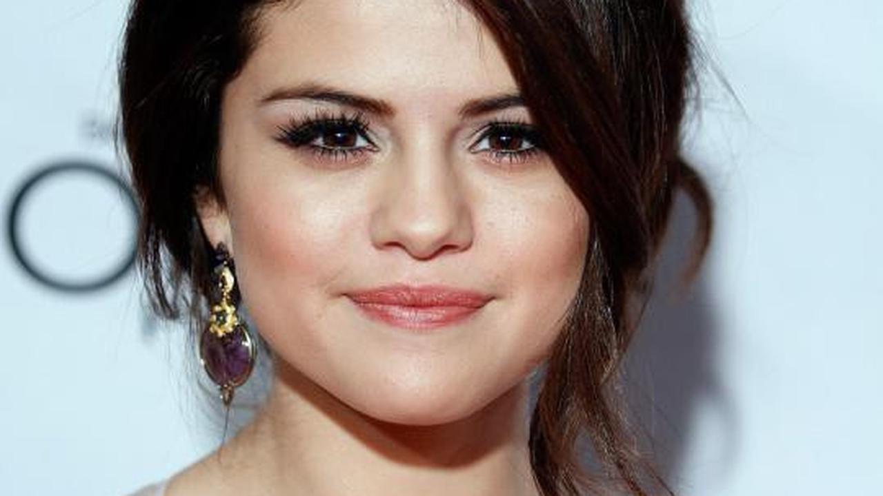 Manisnya senyum Selena Gomez