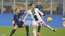 Pemain Inter Milan, Carlos Augusto, berebut bola dengan pemain Udiniese, Florian Thauvin, pada giornata ke-15 Serie A 2023/2024 di Stadion Giuseppe Meazza, Milan, Minggu (10/12/2023). (AP Photo/Antonio Calanni)
