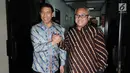 Menko Polhukam Wiranto (kiri) bersama Ketua KPU, Arief Budiman bersalam bersama usai melakukan pertemuan di Gedung KPU, Jakarta, Selasa (6/3). Pertemuan berlangsung sekitar satu jam dan tertutup. (Liputan6.com/Helmi Fithriansyah)