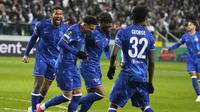 Para pemain Chelsea menyambut gol Noni Madueke ke gawang Legia Warsawa saat kedua tim saling berhadapan pada leg 1 perempat final UEFA Conference League 2024/2025, Jumat (11/4/2025) dini hari WIB. (AP Photo/Czarek Sokolowski)