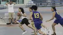 Para pebasket Merpati Bali berusaha mengejar pebasket UPH saat laga uji coba. Lemahnya konsistensi permainan merupakan fokus utama yang akan dibenahi klub asal Pulau Dewata tersebut. (Bola.com/M Iqbal Ichsan)