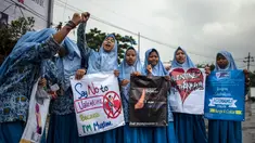 Sejumlah pelajar menggelar demonstrasi menolak perayaan Hari Valentine di Surabaya, Jawa Timur, Kamis (14/2). Demonstrasi menolak Valentine sering terjadi di Indonesia. (Juni Kriswanto/AFP)
