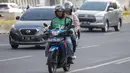 Penumpang ojek online mengenakan masker pelindung untuk menghindari polusi udara buruk di Jakarta, Rabu (17/7/2019). Dinkes DKI menyarankan masyarakat untuk menggunakan masker saat beraktivitas untuk mencegah dampak polusi udara pada tubuh. (Liputan6.com/Faizal Fanani)