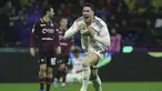 Penyerang Juventus Dusan Vlahovic berselebrasi setelah mencetak gol kedua timnya ke gawang Salernitana dalam laga Serie A 2023/2024 giornata 19 di Stadio Arechi, Senin (8/1/2024) dini hari WIB. (Alessandro Garofalo/LaPresse via AP)