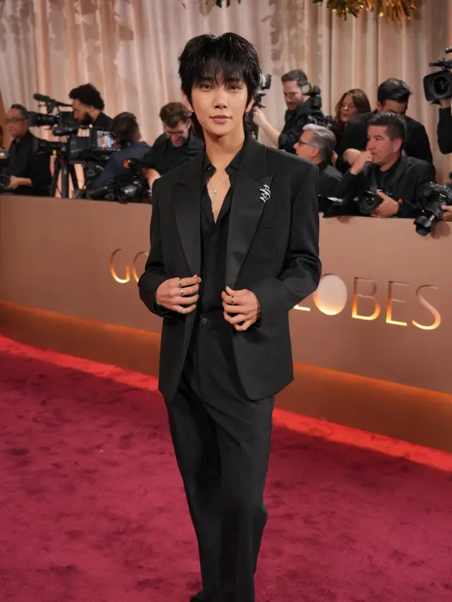 Joshua SEVENTEEN di Karpet Merah Golden Globes kenakan setelan jas hitam. [Copyright: Associated Press]