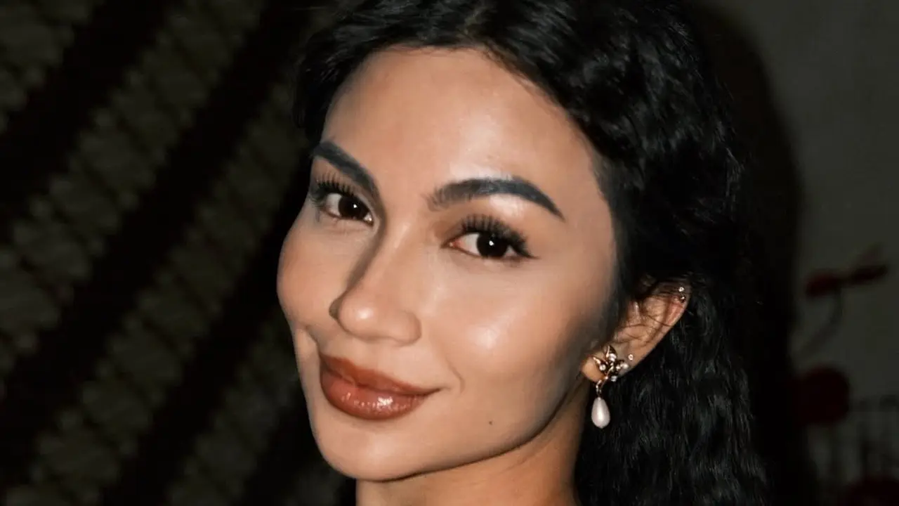 Usung Tema Vintage Gothic, Pesona Ariel Tatum Dipulas Makeup Klasik dan Rambut Keriting di Pesta Ultah ke-29