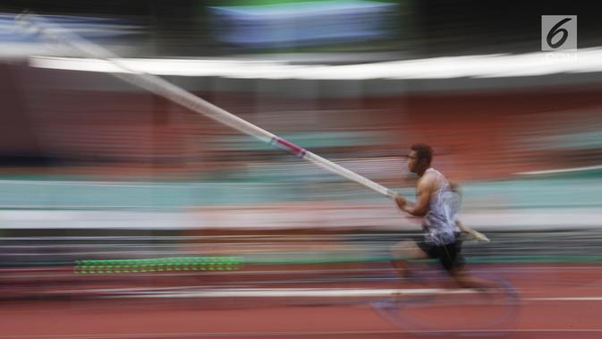 Atlet Kalimantan Tengah, Hasan Basri, bersiap melakukan lompatan saat Kejurnas Atletik nomor lompat tinggi galah senior putra di Stadion Pakansari, Bogor, Selasa (6/8/2019). Kejurnas tahun ini juga dilakukan untuk kualifikasi menjelang PON. (Bola.com/Vitalis Yogi Trisna)