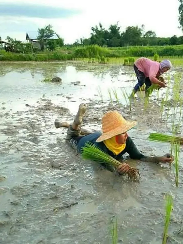 6 Tingkah Ibu-Ibu Terlalu Santai Ini Kocak, Cuek Level Maksimal