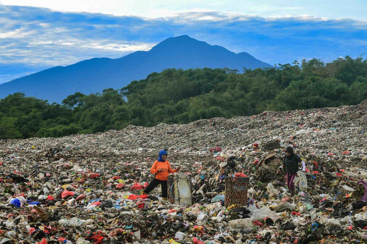 FOTO: TPA Galuga, Gunung Sampah di Tengah Keindahan Alam Bogor.