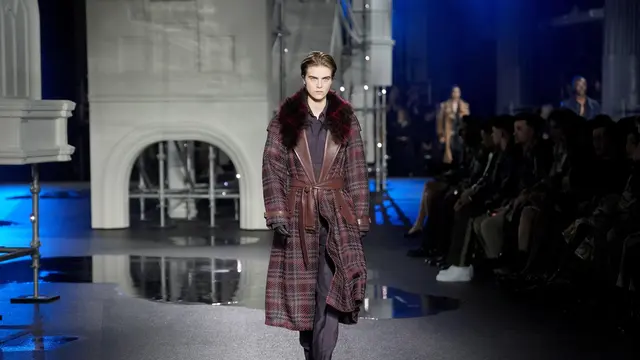 Aksi Romeo Beckham Tutup London Fashion Week Berbalut Jaket Bomber Kulit Burberry