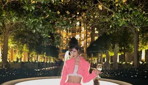 Potret Lisa BLACKPINK Pakai Setelan Tweed Pink, Gayanya Bak Barbie