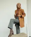 Inspirasi padu padan busana nuansa earthy colour yang kece. Padukan baju warna turmeric dengan pashmina warna cokelat muda seperti gay1a influencer Vira Tandia satu ini. (Instagram/viratandia).