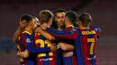 Pemain Barcelona Lionel Messi merayakan bersama rekan satu timnya usai mencetak gol ke gawang Dynamo Kyiv pada pertandingan Grup G Liga Champions di Camp Nou, Barcelona, Spanyol, Rabu (4/11/2020). Barcelona menang 2-1. (AP Photo/Joan Monfort)