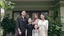 Keluarga Sharena dan Ryan Delon turut merayakan Lebaran. Keluarga ini memang selalu terlihat kompak dan penuh toleransi. [Foto: Instagram/mrssharena]