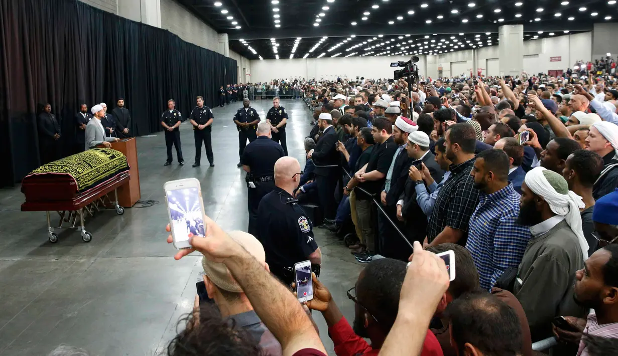 Ribuan orang hadir dalam salat jenazah almarhum legenda tinju dunia Muhammad Ali di Louisville, Kentucky, AS, Kamis (9/6). Ali yang meninggal dunia pada usia 74 tahun itu akan dimakamkan pada Jumat (10/6/2016) waktu setempat. (REUTERS/Lucas Jackson)
