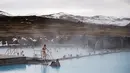 Sejumlah warga berenang menikmati sumber air panas di Myvatn, Islandia (12/4). Danau ini terjadi akibat letusan lahar besar basaltik 2300 tahun yang lalu. (AFP Photo/Loic Venance)