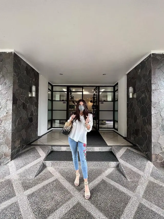 Tamara Bleszynski berfoto di hotelnya. (Foto:Instagram/@tamarableszynskiofficial)