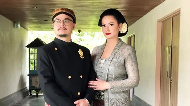 Jarang Tersorot, Ini 7 Potret Mesra Derby Romero dan Sang Istri