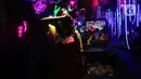 Pengunjung bermain salah satu permainan dalam serial Netflix Squid Game di Cafe Strawberry, Jakarta, Sabtu (16/10/2021). Cafe tersebut mengusung tema permainan film Squid Game untuk memberikan daya tarik bagi pengunjung yang ingin makan sekaligus mencoba permainan itu. (Liputan6.com/Herman Zakharia)