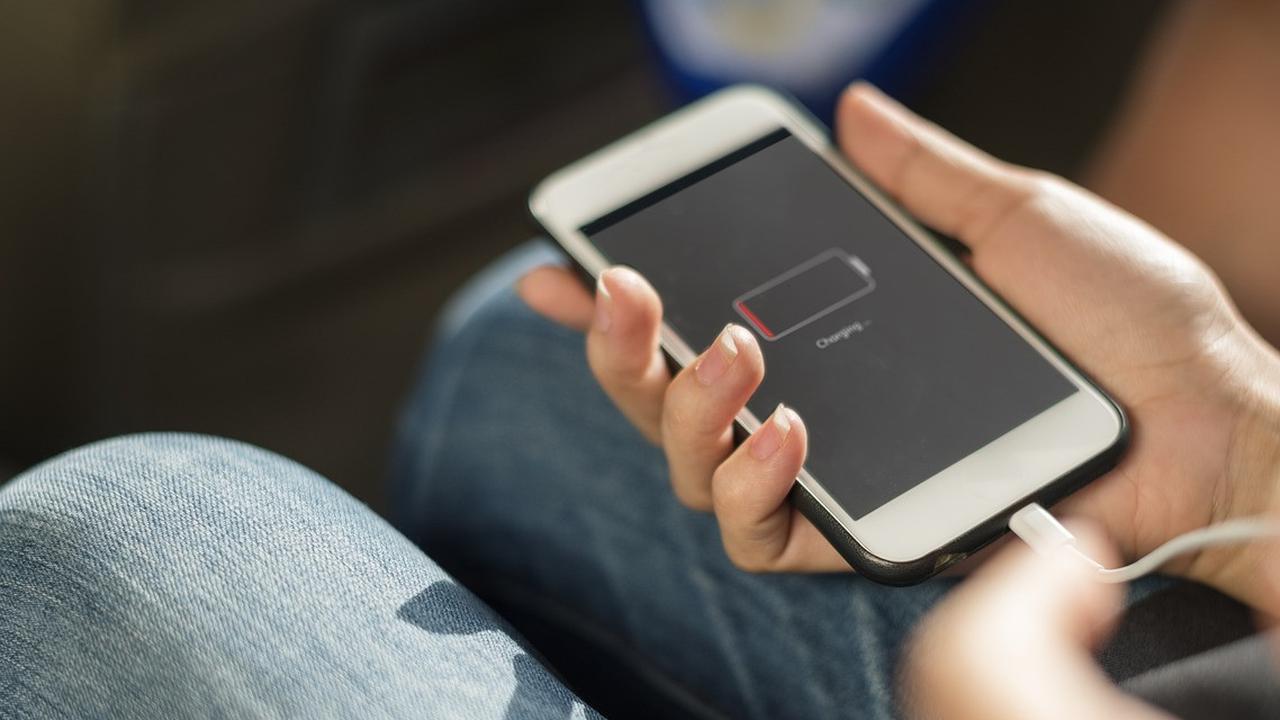 Apakah Boleh HP Dicas Sambil Menelepon? Ini Penjelasan dan Dampak yang Mengintai